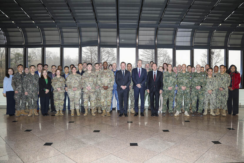 Militairen en ambtenaren poseren.