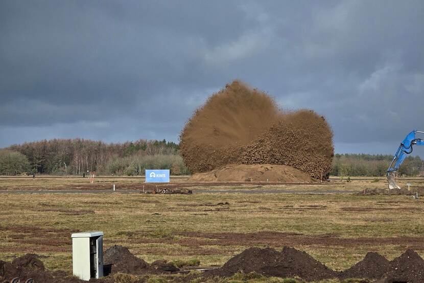 Een bom wordt onder een hoop zand tot ontploffing gebracht