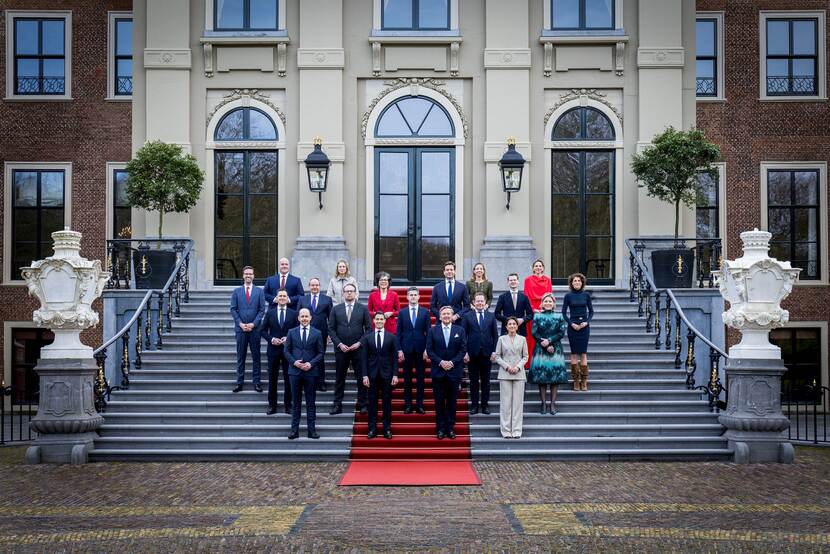 Bewindslieden kabinet-Jetten op het bordes met de Koning.