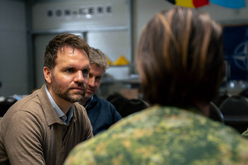 Staatsecretaris Derk Boswijk in gesprek met een militair.