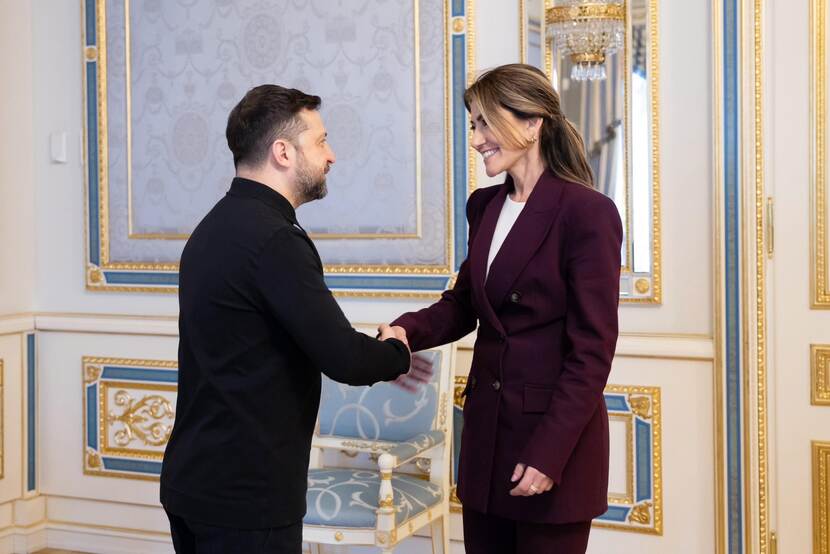 De minister schudt de hand van de Oekraiense president.