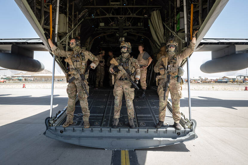 Nederlandse militairen in militair transportvliegtuig op vliegveld Kabul (augustus 2021).