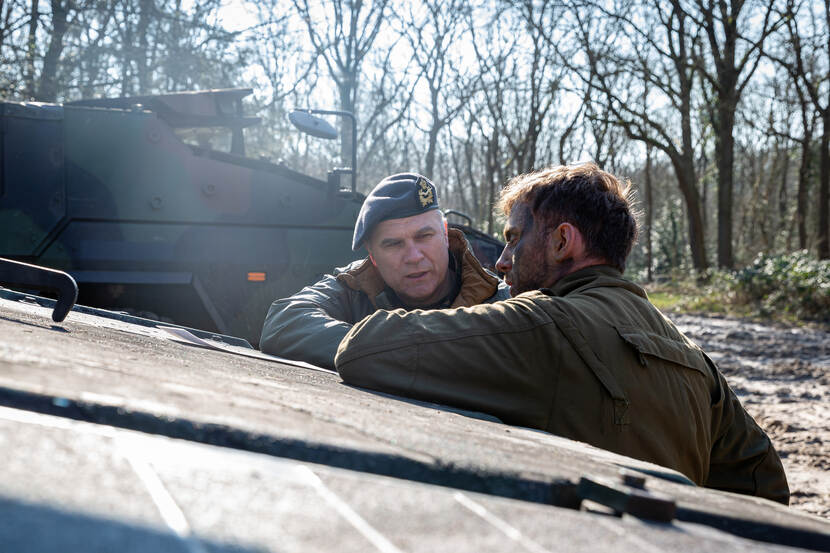 Commandant der Strijdkrachten Onno Eichelsheim praat met een militair.