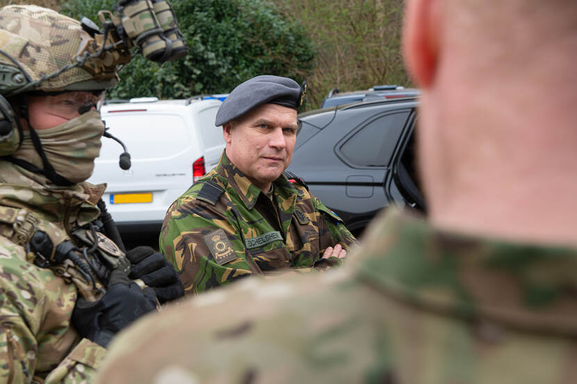 CDS in gesprek met militair.