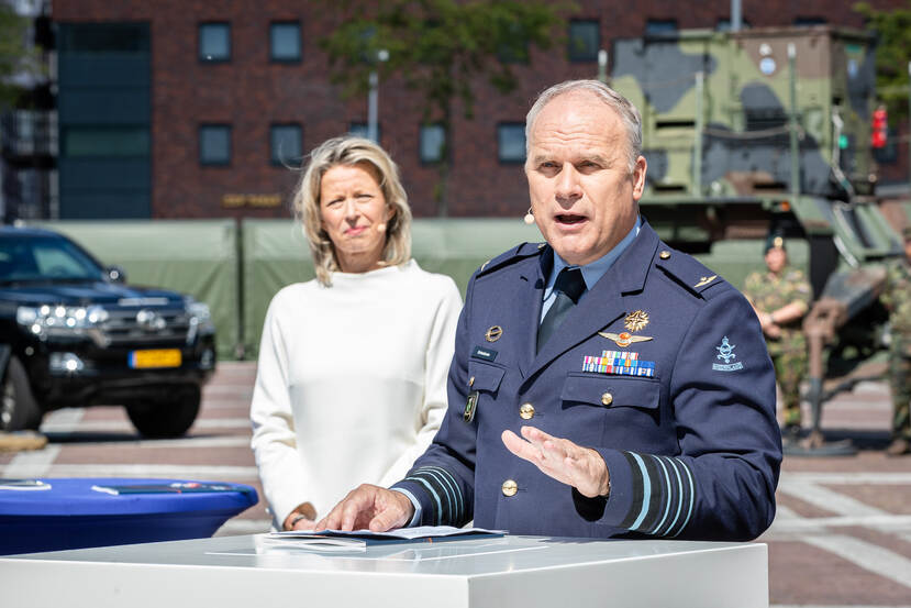 Commandant der Strijdkrachten spreekt bij presentatie Defensienota. Achter hem minister Ollongren.