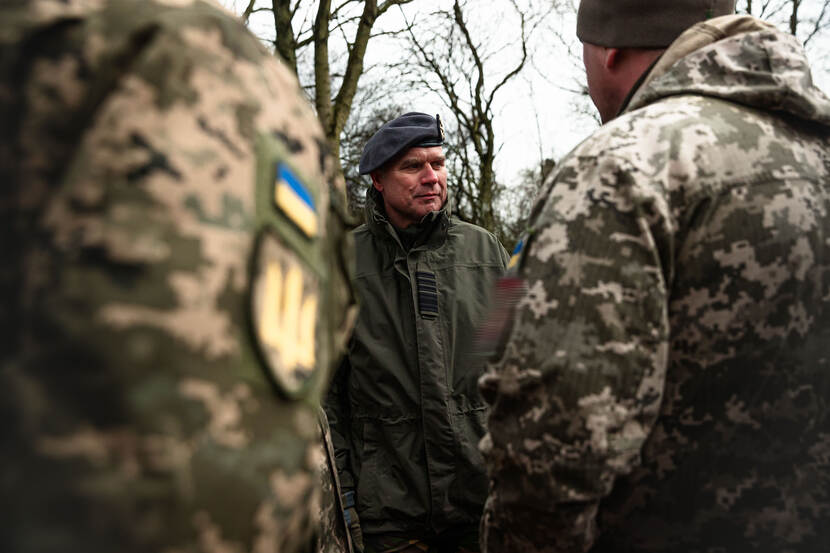 Generaal Eichelsheim in gesprek met Oekraïense militairen.