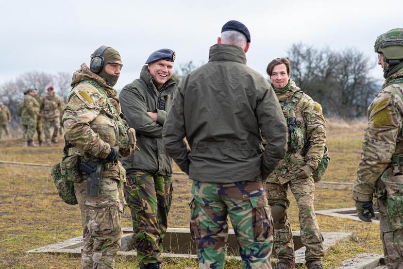 CDS Eichelsheim praat met militairen.