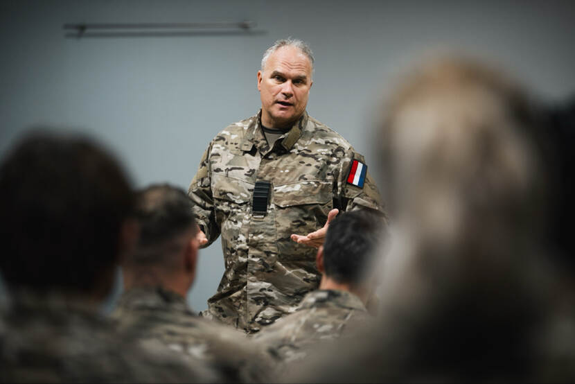 Commandant der Strijdkrachten Onno Eichelsheim praat tegen een groep mensen.