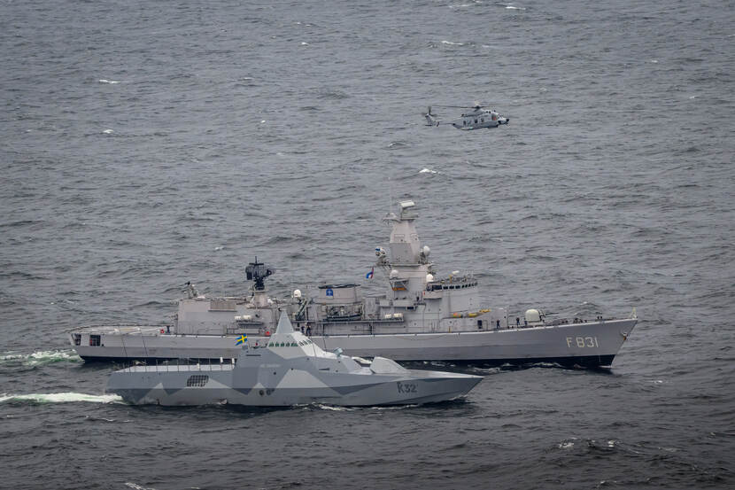 3 marineschepen op zee.