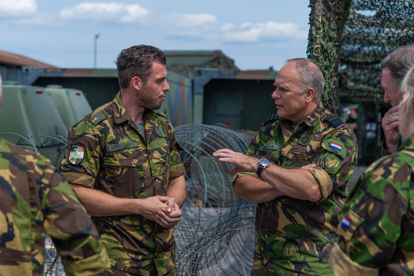 Generaal Eichelsheim in gesprek met luitenant.