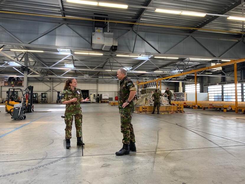 De CDS praat met een militair in een hangar