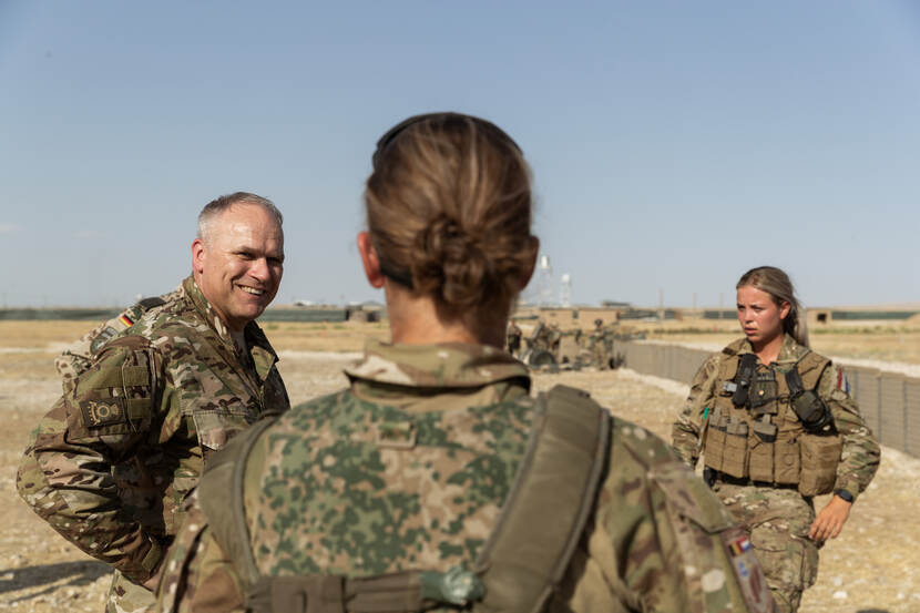 CDS generaal Onno Eichelsheim in gesprek met militairen in Afghanistan.