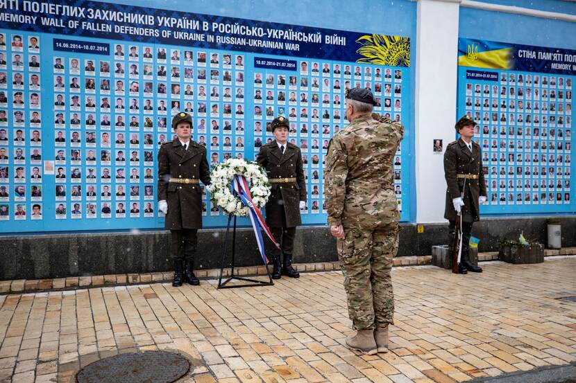 Generaal Eichelsheim staat stil bij herdenkingsmuur Oekraïense gesneuvelden in 2014.
