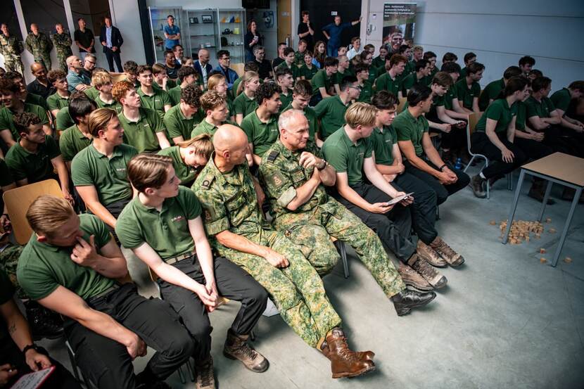 De CDS zit in het midden van veel jongeren tijdens een bijeenkomst.