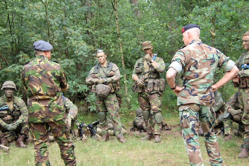 De CDS praat met militairen