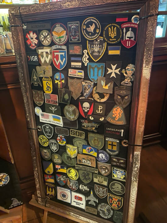 Patches van verschillende militaire eenheden ingelijst.