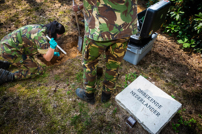 Militairen van BIDKL openen een graf van een onbekende Nederlander.