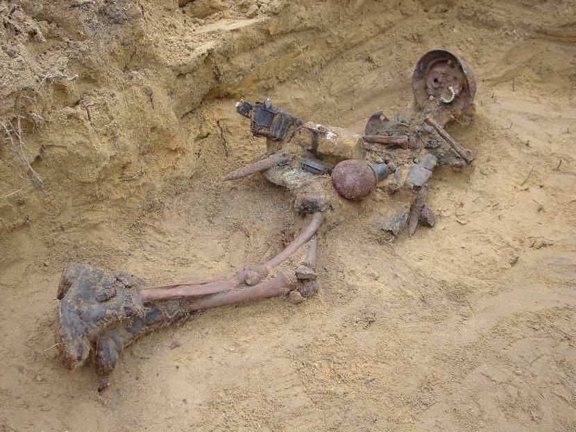 Stoffelijke resten van een Duitse soldaat.