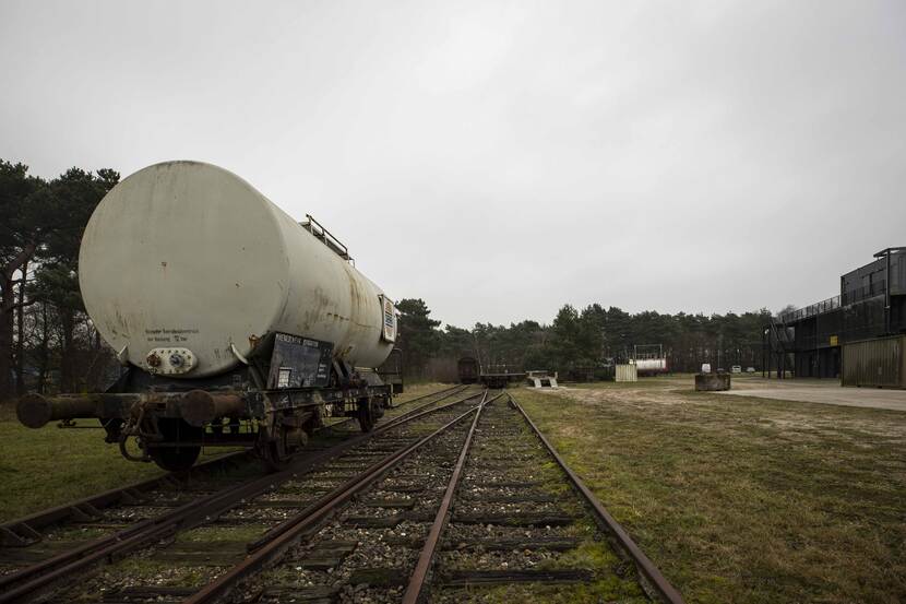 Treinwagon op een rails.