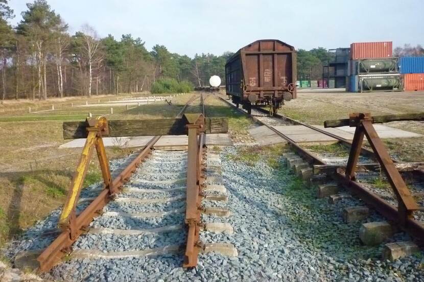 2 treinsporen met buffer stops en een wagon.