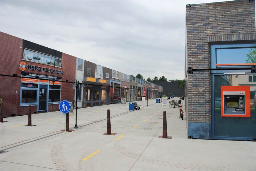 Winkelstraat met voetgangerspad.