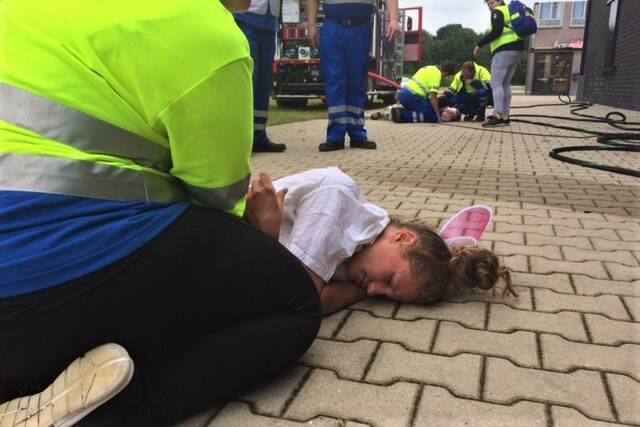 Hulpverleners ontfermen zich over gewonden.