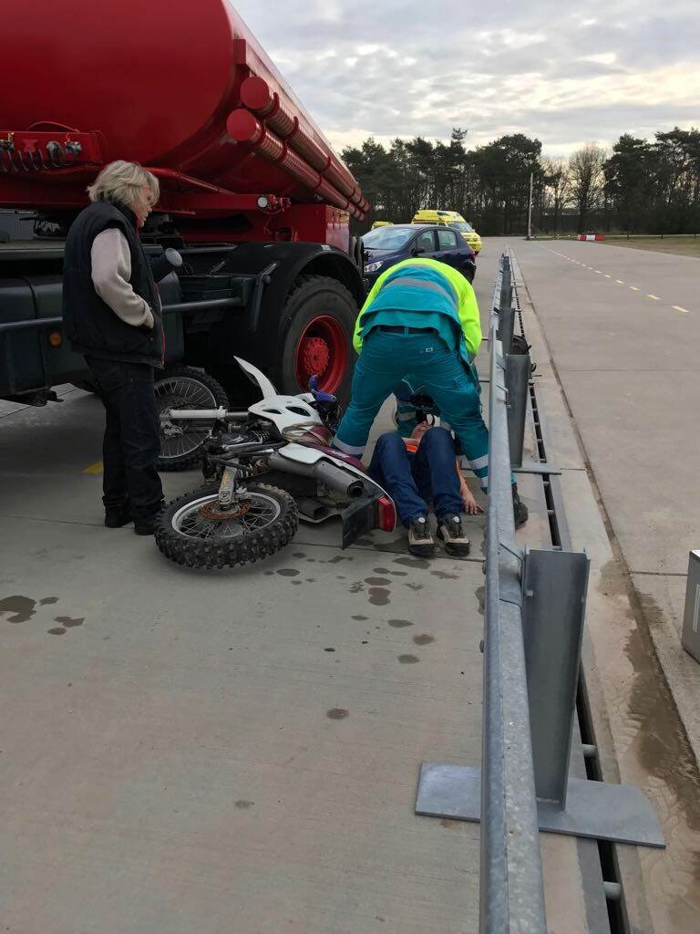 Een motorrijder is in botsing gekomen met een tankwagen. Hulpverleners zijn ter plekke.