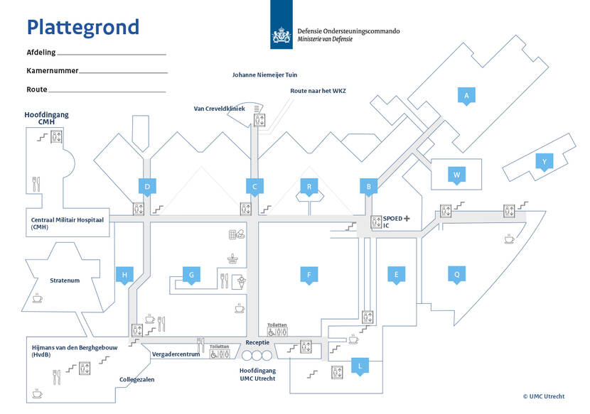 Plattegrond binnenkant Centraal Militair Hospitaal met aanwijzingen over gebouwbenamingen, waar de liften en trappenhuizen staan, nooduitgangen en meer.