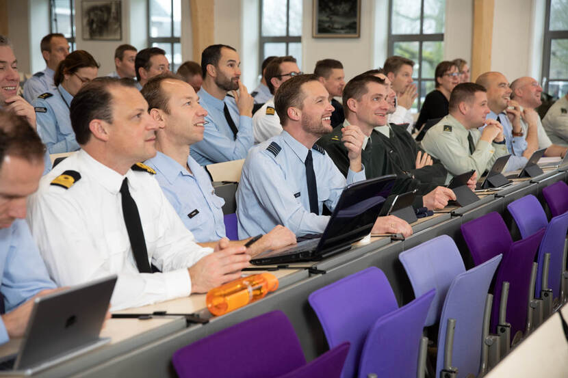 Militaire studenten in collegezaal.