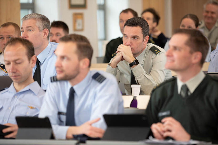 Militaire studenten in collegezaal.