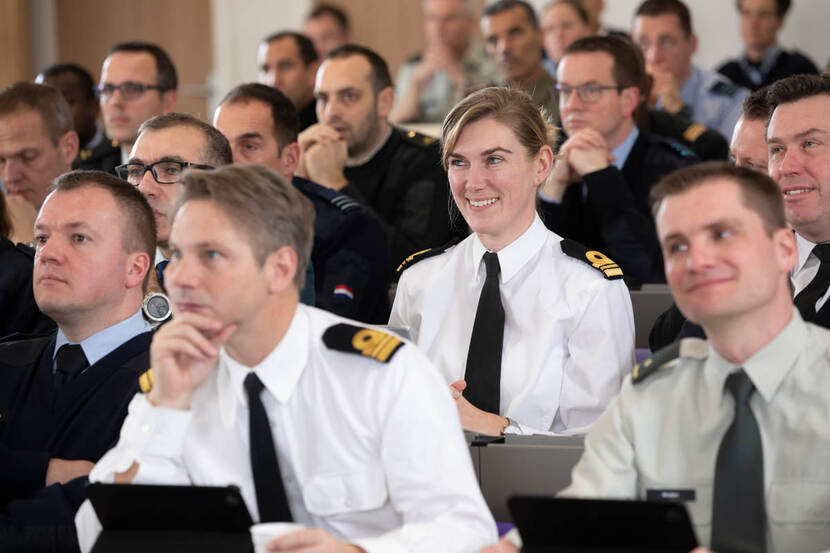 Militaire studenten in collegezaal.