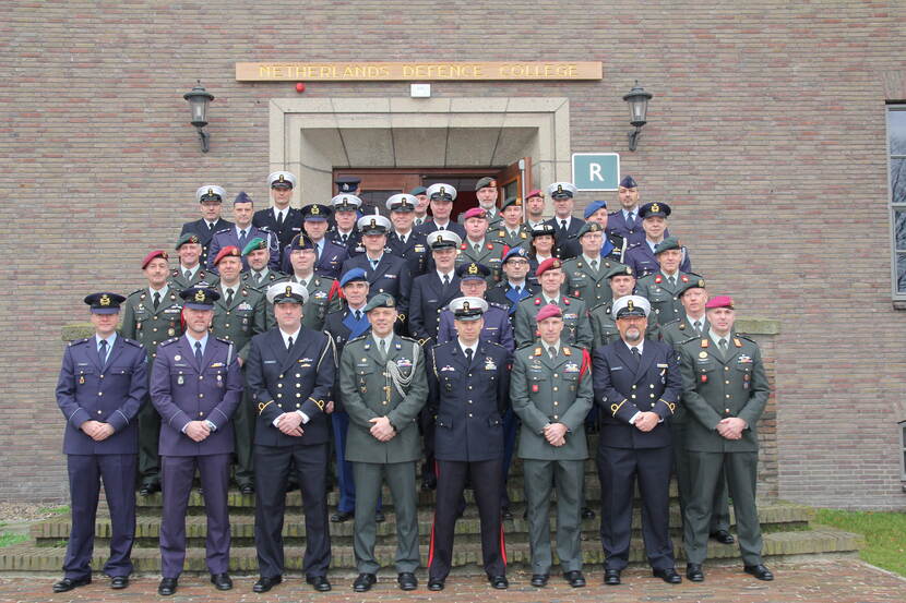 Groepsfoto onderofficieren voor het gebouw Netherlands Defence College.