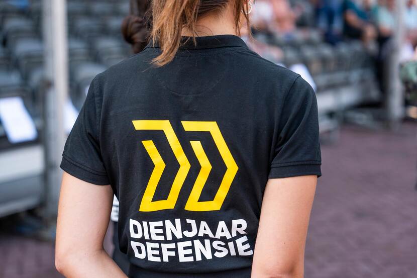 Meisje met t-shirt met daarop de tekst: Dienjaar Defensie.