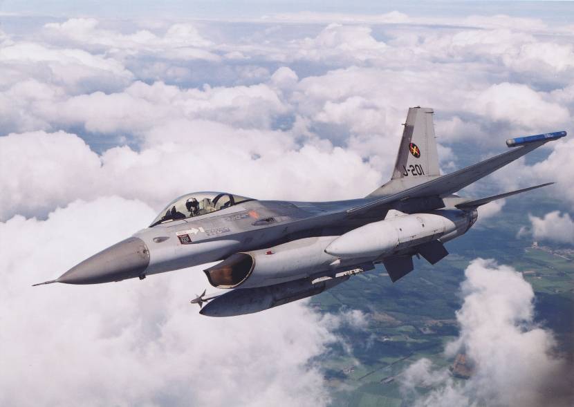 Luchtopname F-16A (registratie J-201) van 312 Squadron.