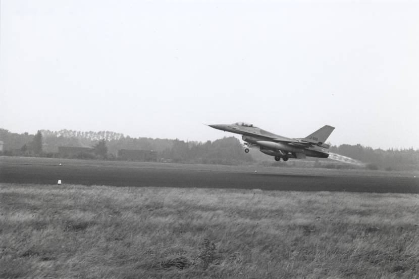 F-16A start vanaf Vliegbasis Twenthe (september 1990).