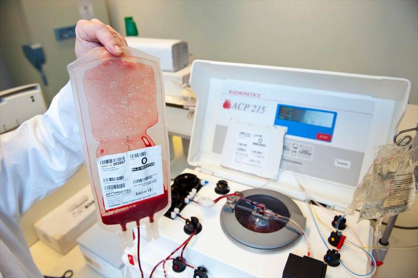 Bloed wordt door een machine gezuiverd.