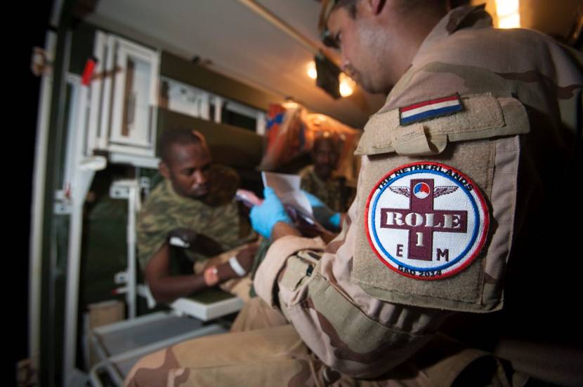 Militaire arts onderzoekt patiënt in Mali.