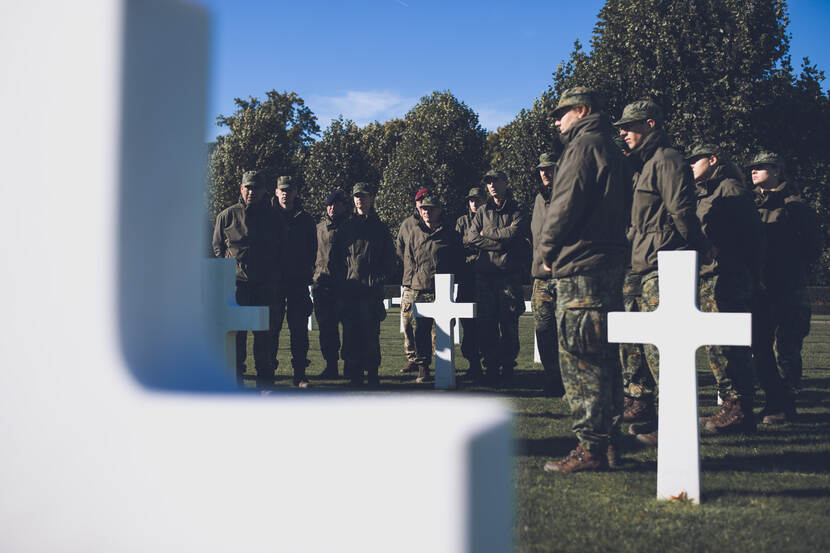 Militairen staan op militaire begraafplaats Margraten.