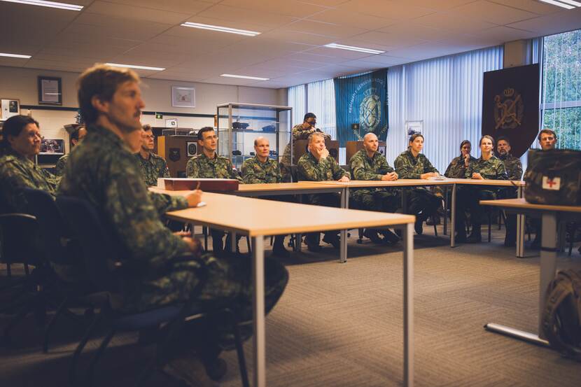 Militairen krijgen les in leslokaal.