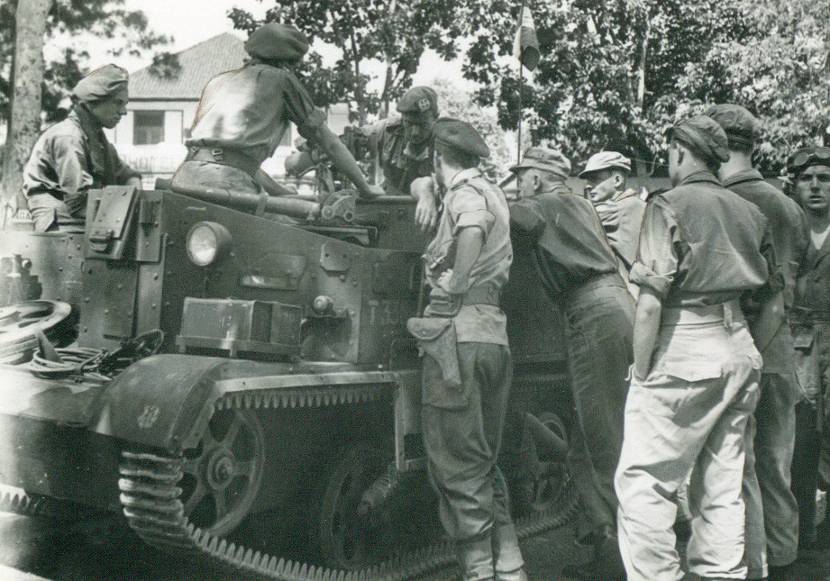 Groep militairen overlegt bij een pantservoertuig. Archieffoto: ministerie van Defensie.
