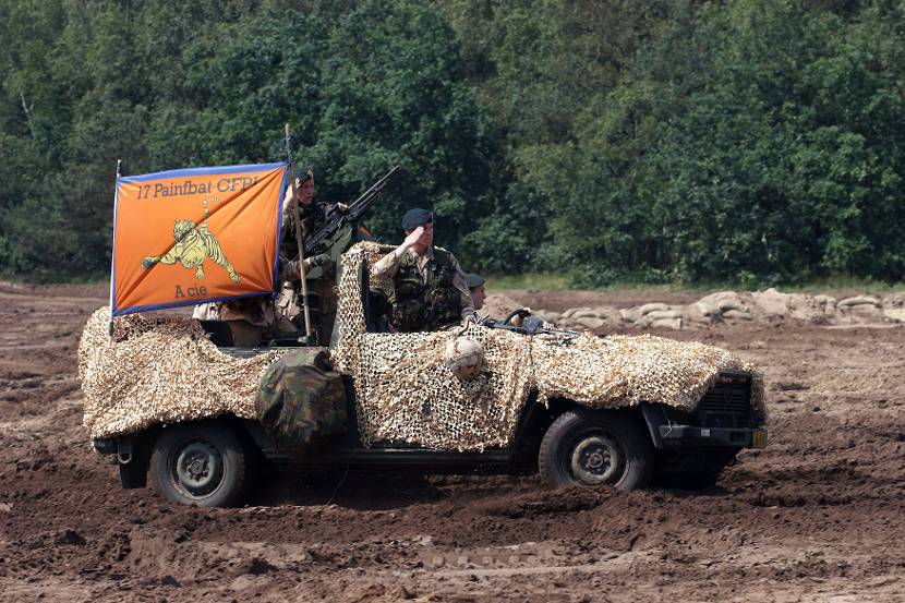 Een militair salueert vanuit een Mercedez-Benz-jeep. Archieffoto: ministerie van Defensie.