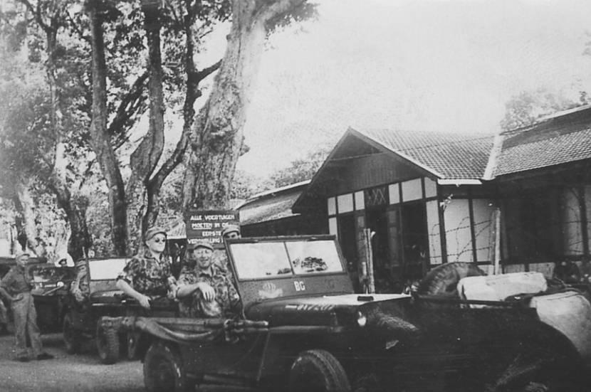 Nederlandse militairen rijden in jeeps door de straten in Indonesië. Archieffoto: ministerie van Defensie.