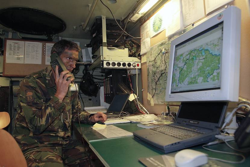 Militair in de commandopost tijdens een oefening in Polen. Archieffoto: ministerie van Defensie.