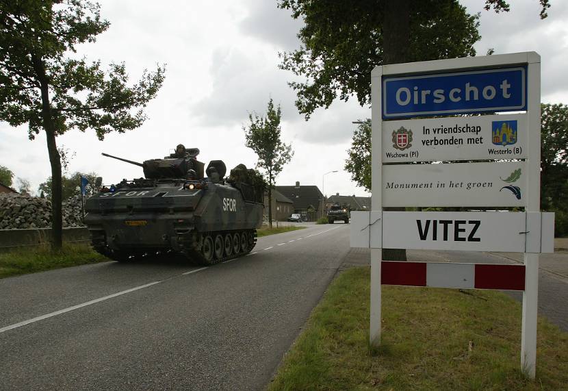 YPR-rupsvoertuig rijdt door Oirschot tijdens een oefening. Archieffoto: ministerie van Defensie.