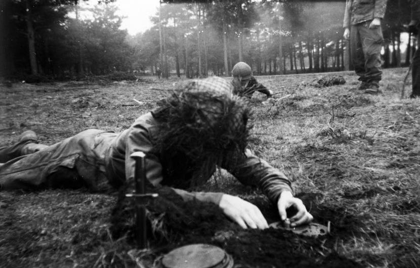 Militair oefent met een mijn. Archieffoto: ministerie van Defensie.