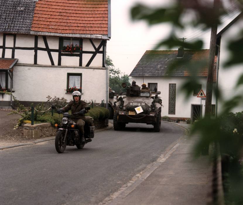Militairen rijden door Duitse straten. Archieffoto: ministerie van Defensie.