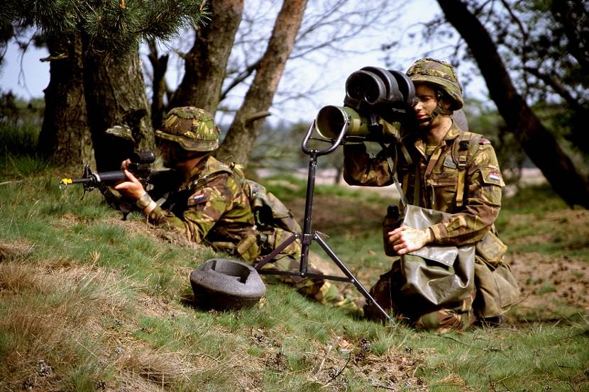 2 militairen op de grond tijdens een oefening. Archieffoto: ministerie van Defensie.