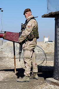 Fuselier houdt de wacht in Irak. Archieffoto: ministerie van Defensie.
