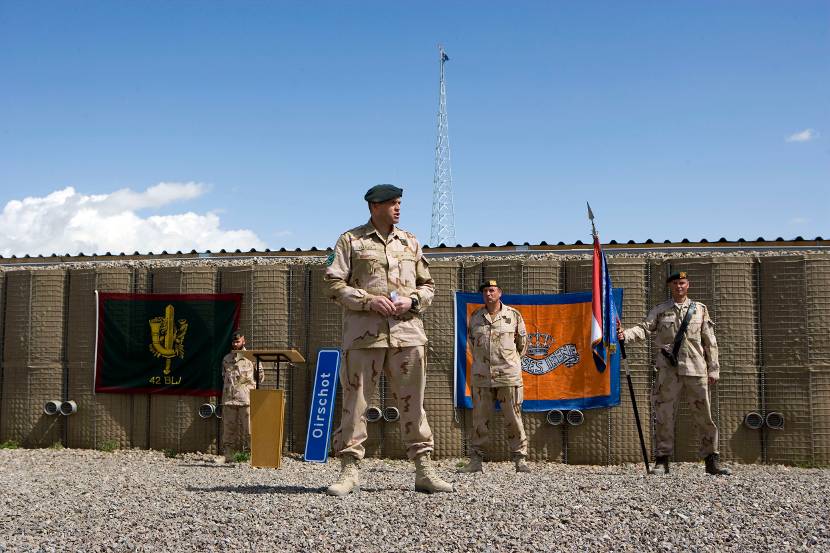Luitenant-kolonel Rob Querido spreekt militairen toe in Afghanistan. Archieffoto: ministerie van Defensie.