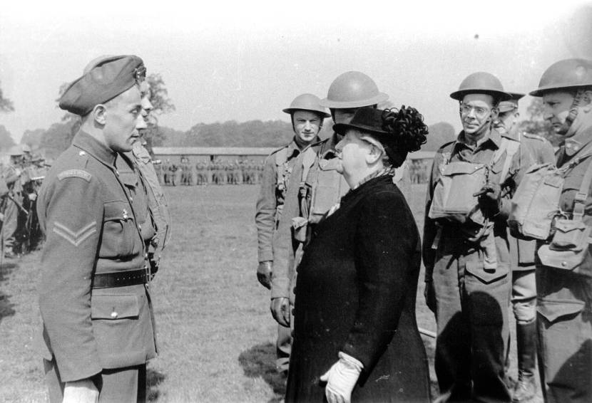 Koningin Wilhelmina in gesprek met een militair van de Koninklijke Nederlandse Brigade. Archieffoto: ministerie van Defensie.